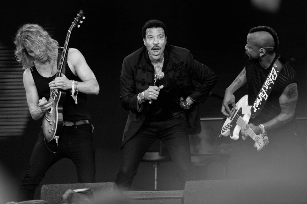 Lionel Ritchie with GUitars.JPG
