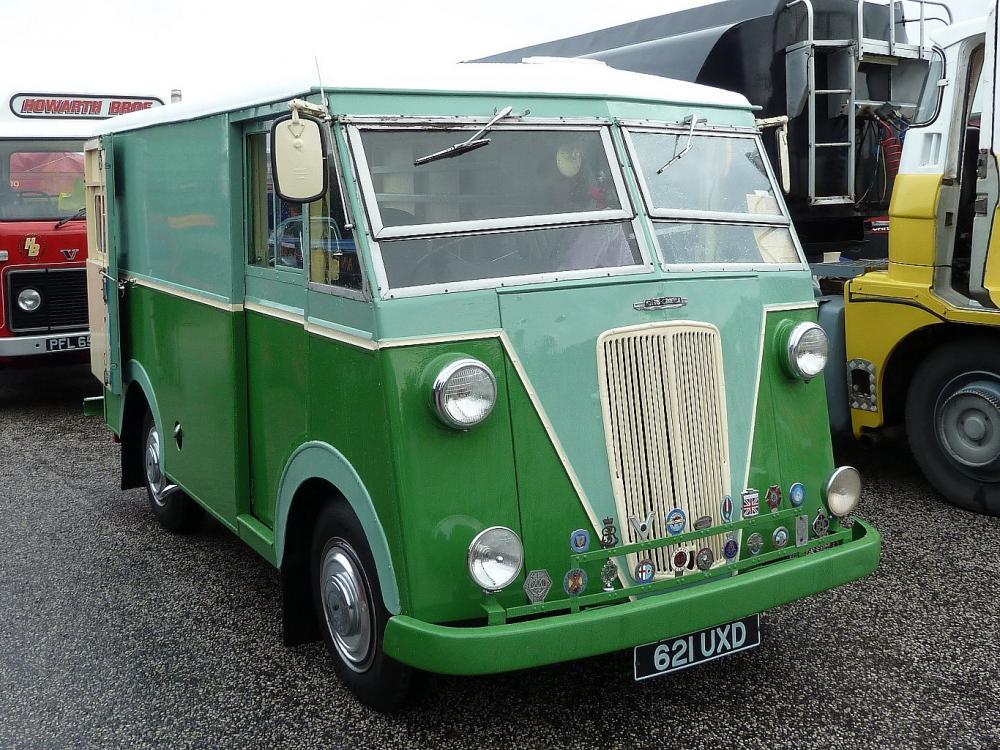 Morris_Commercial_PV_Van_621_UXD_-_1946_(4850042181).jpg