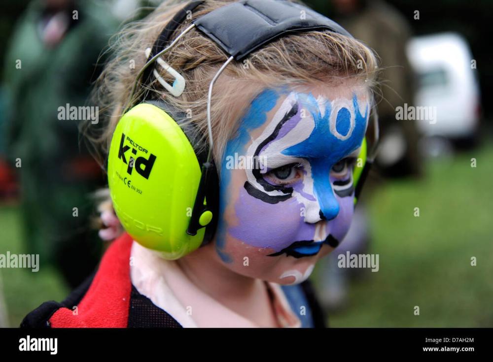 small-child-wearing-protective-headphones-at-glastonbury-music-festival-D7AH2M.thumb.jpg.2b4150d48c0153d7f6af46915c242753.jpg